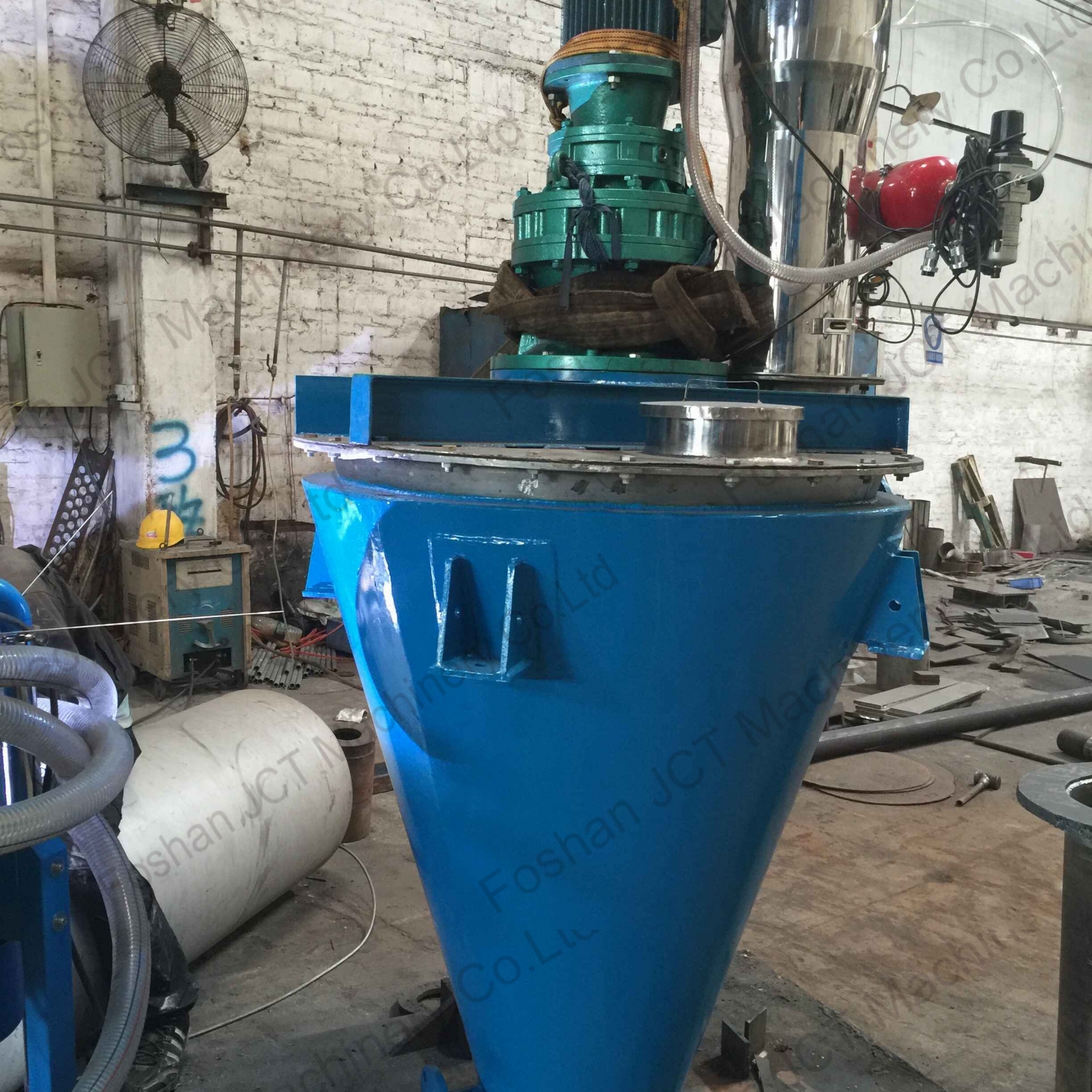 How can we choose powder feed mixing equipment？